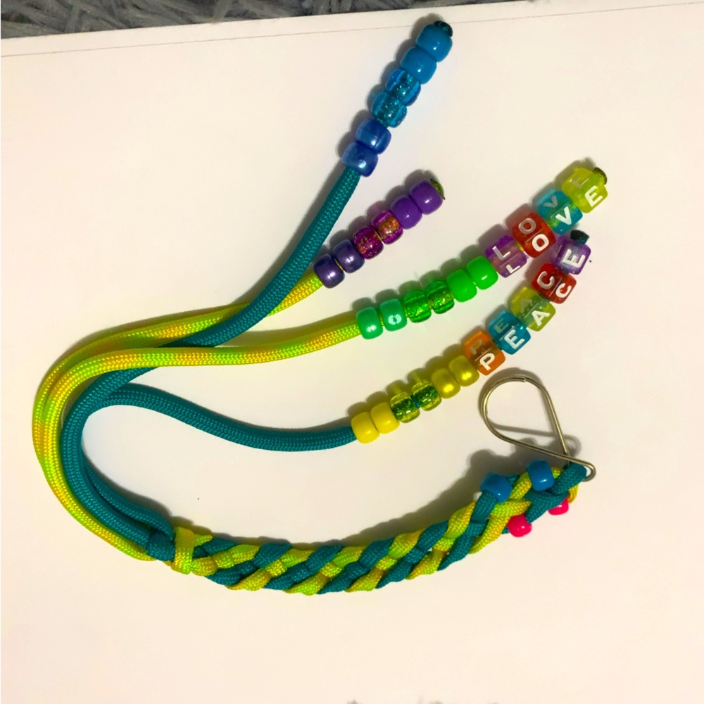 Hand crafted with GROOVY ❤️. A Teal an bright yellow beaded keychain.
